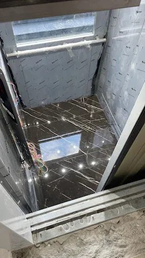 Estrutura de guias e contrapeso de elevador em processo de modernização