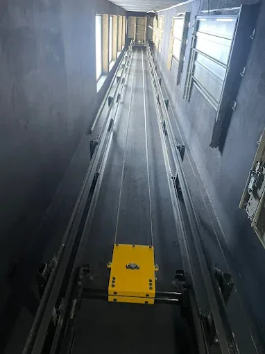 Estrutura técnica de poço de elevador, guias e trilhos