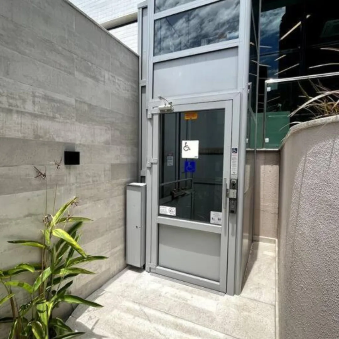 Elevador PCD instalado para acessibilidade em ambiente comercial