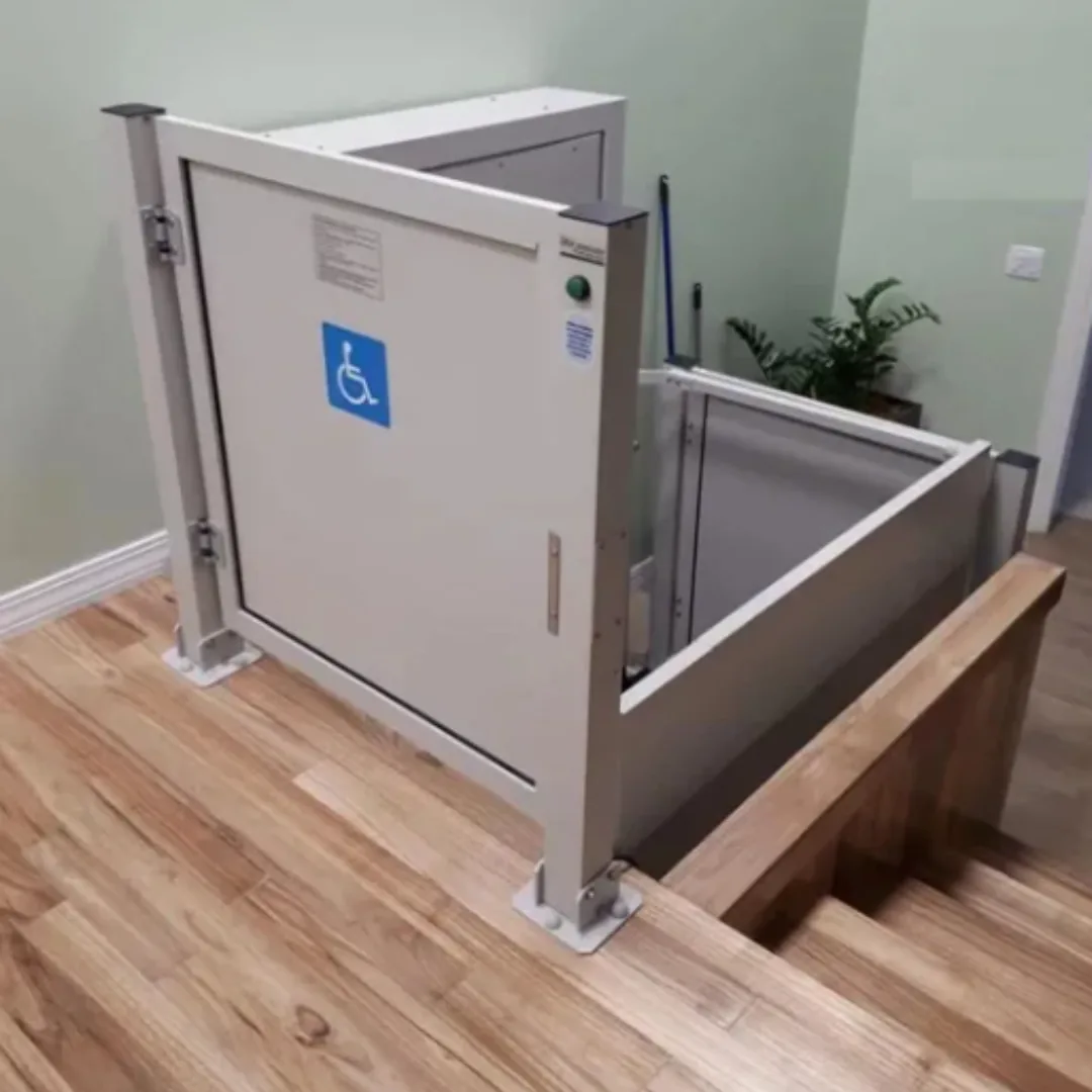 Elevador PCD com sinalização de acessibilidade